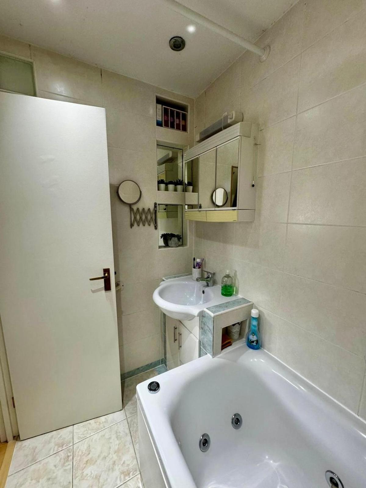 Amazing En-Suite Apartment In Finchley Central Лондон Экстерьер фото