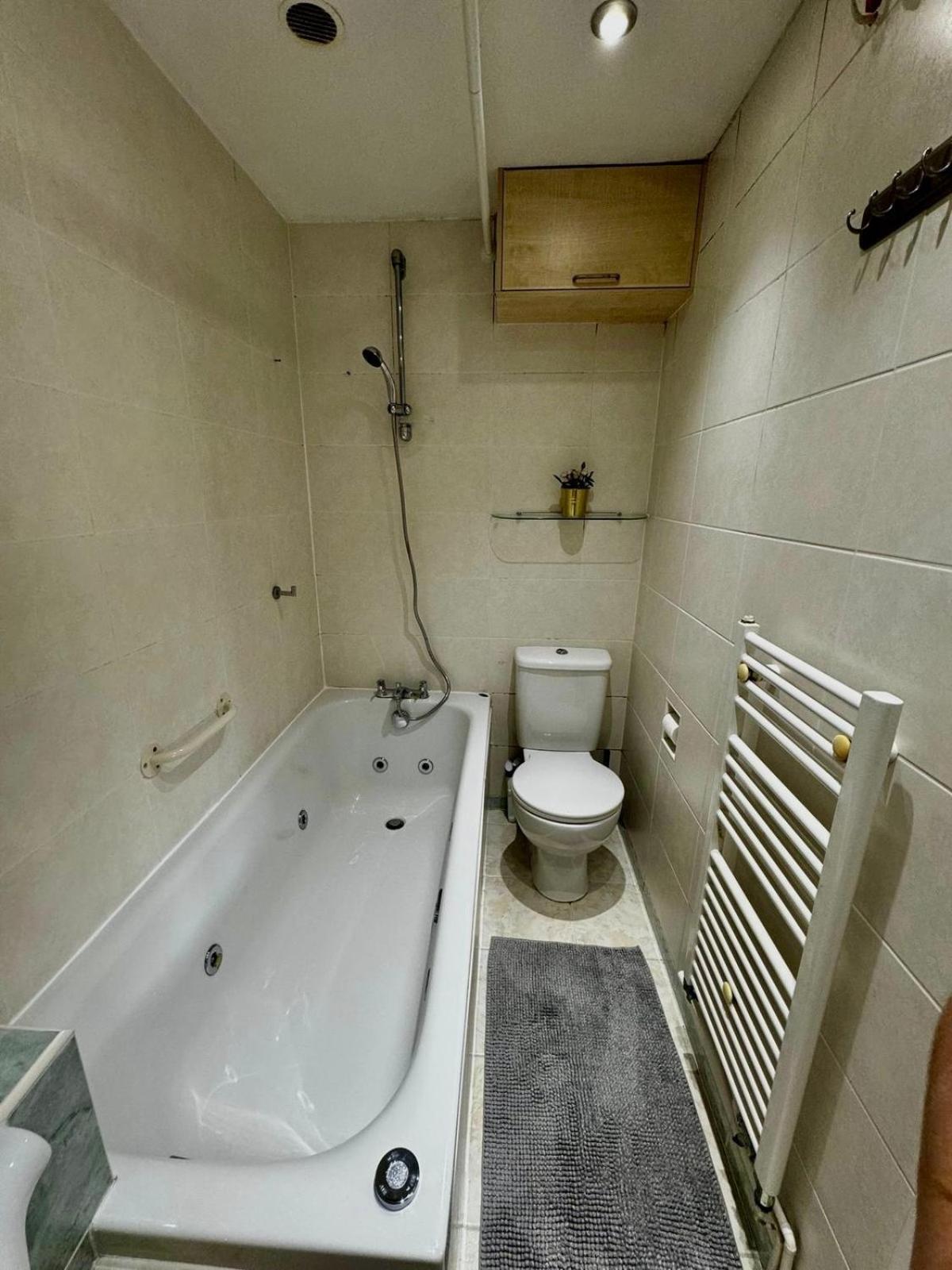 Amazing En-Suite Apartment In Finchley Central Лондон Экстерьер фото