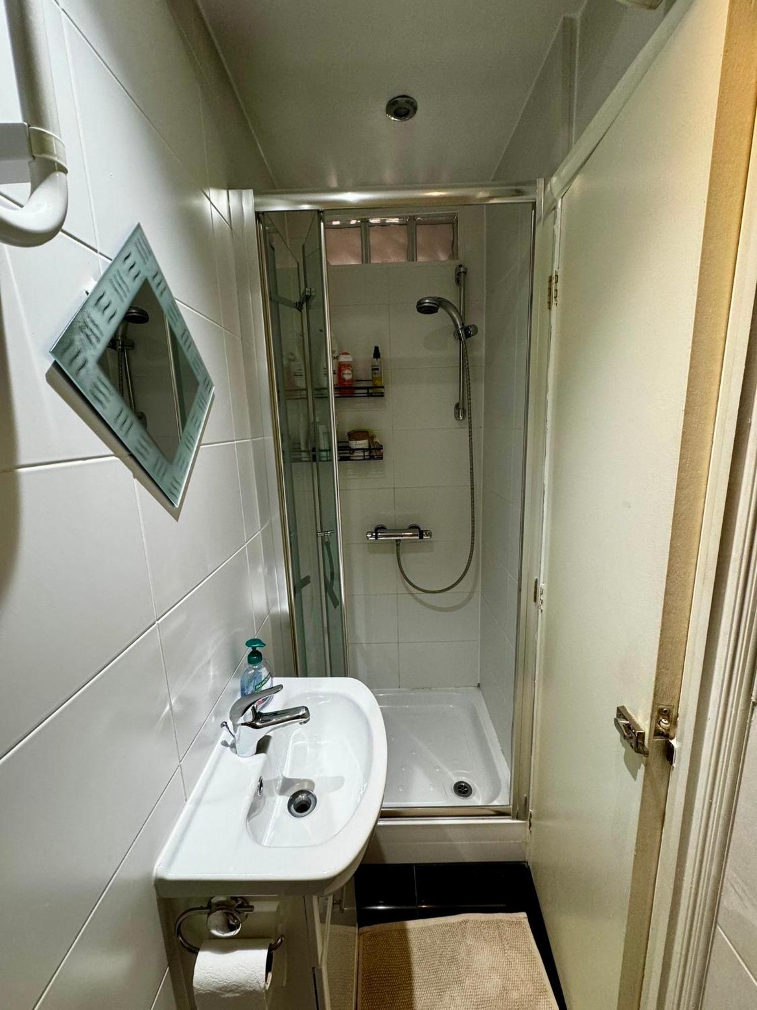 Amazing En-Suite Apartment In Finchley Central Лондон Экстерьер фото