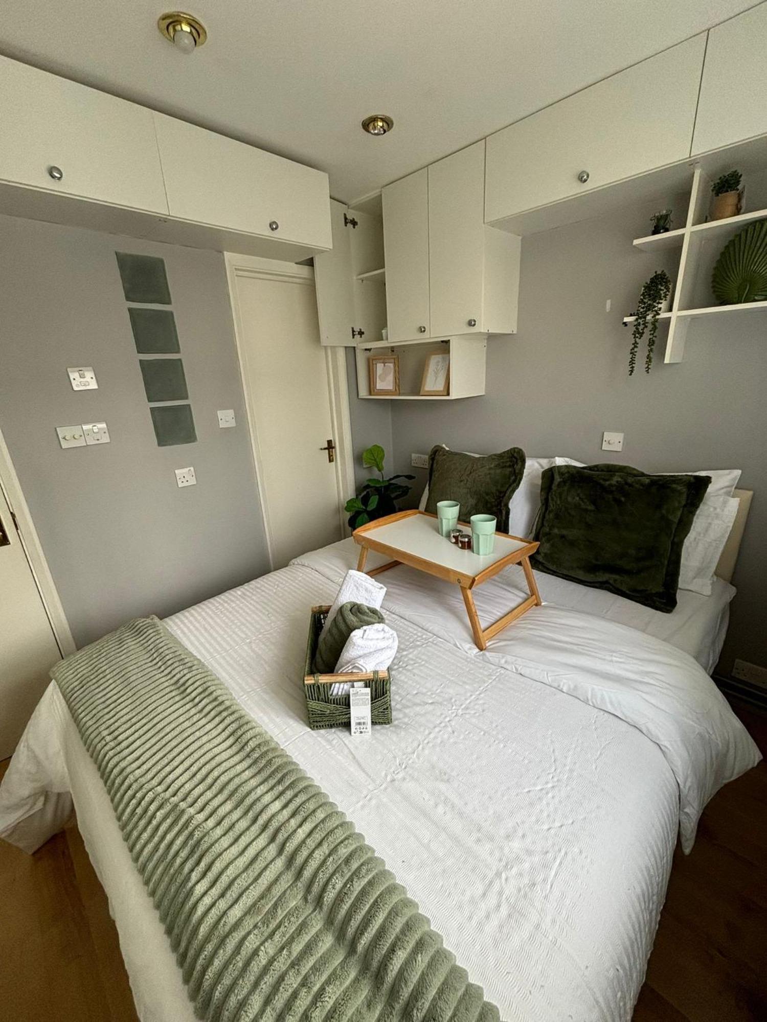 Amazing En-Suite Apartment In Finchley Central Лондон Экстерьер фото