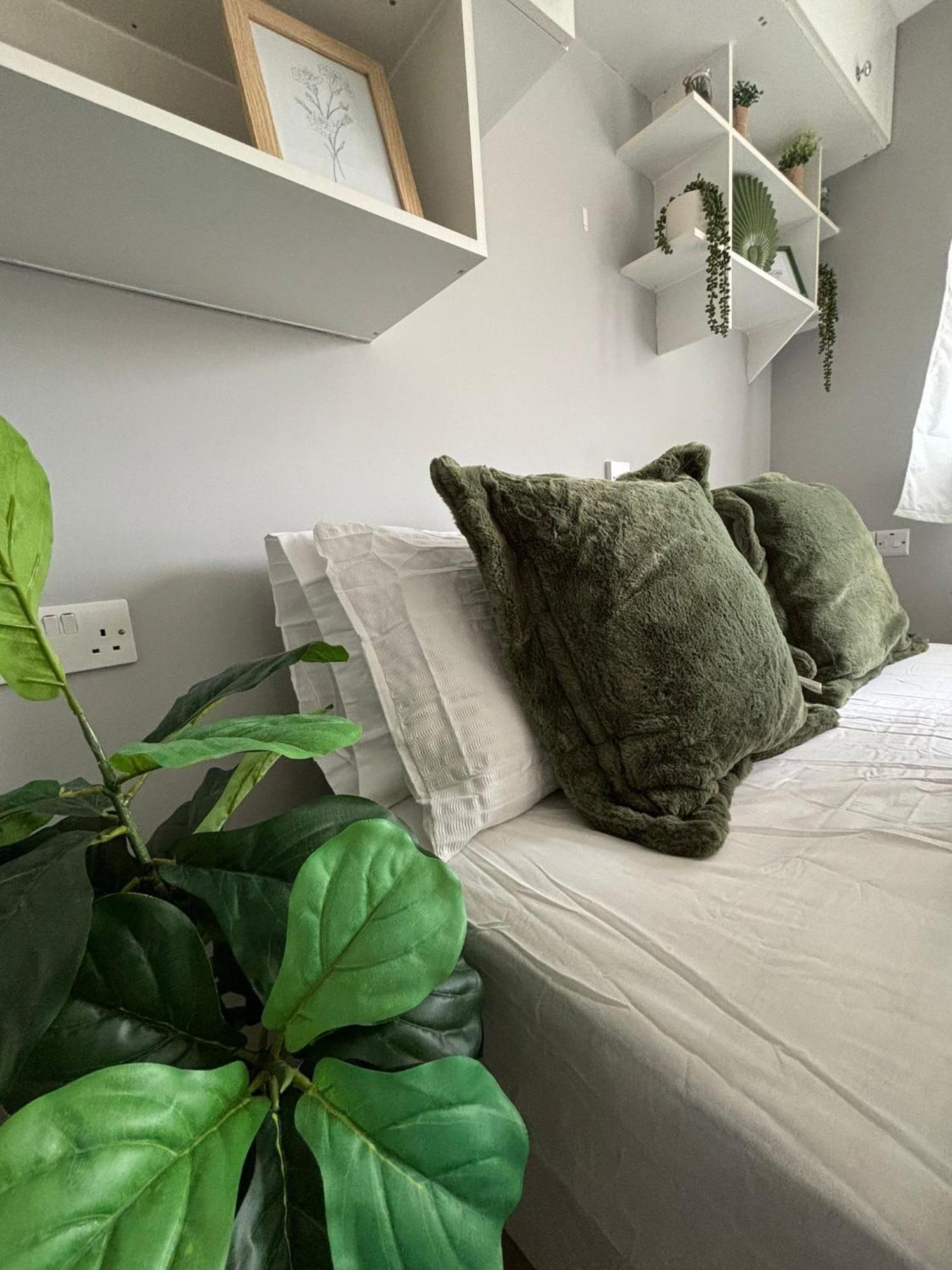 Amazing En-Suite Apartment In Finchley Central Лондон Экстерьер фото