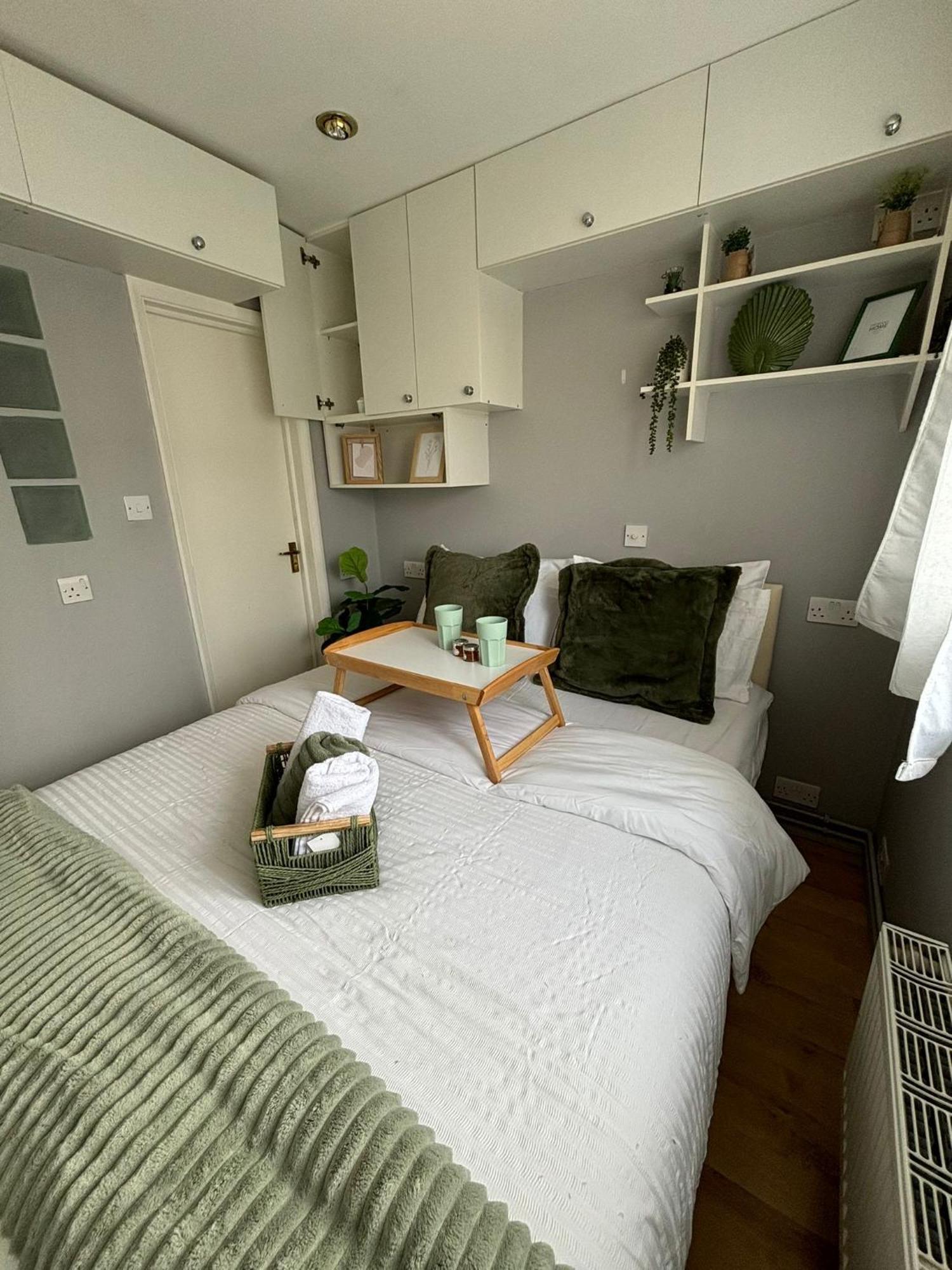Amazing En-Suite Apartment In Finchley Central Лондон Экстерьер фото