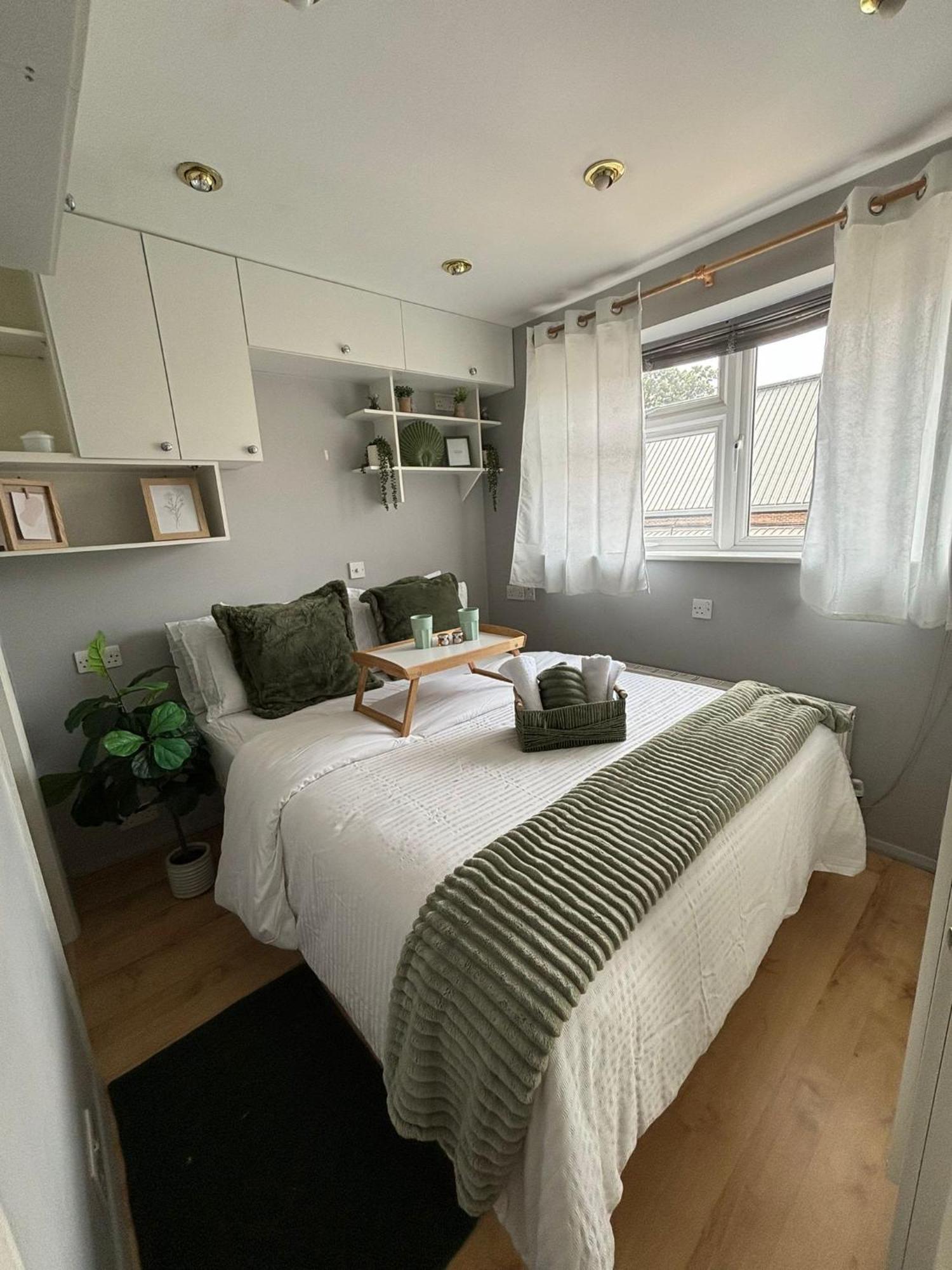 Amazing En-Suite Apartment In Finchley Central Лондон Экстерьер фото